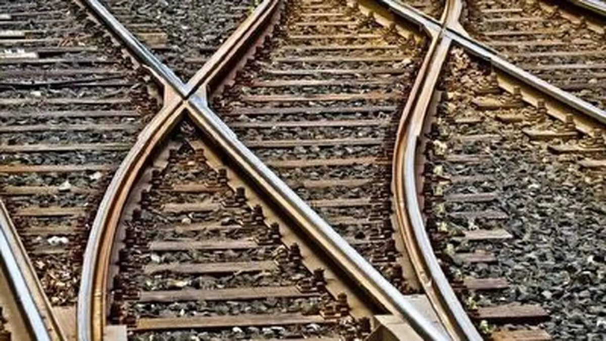 عبور دیدنی قطارها با فاصله بسیار کم از یکدیگر + فیلم