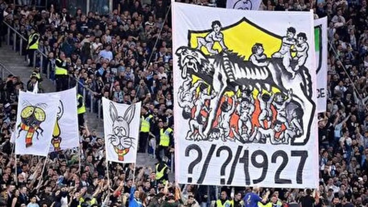 درگیری شدید هواداران با پلیس پیش از دربی حساس سری آ+ فیلم