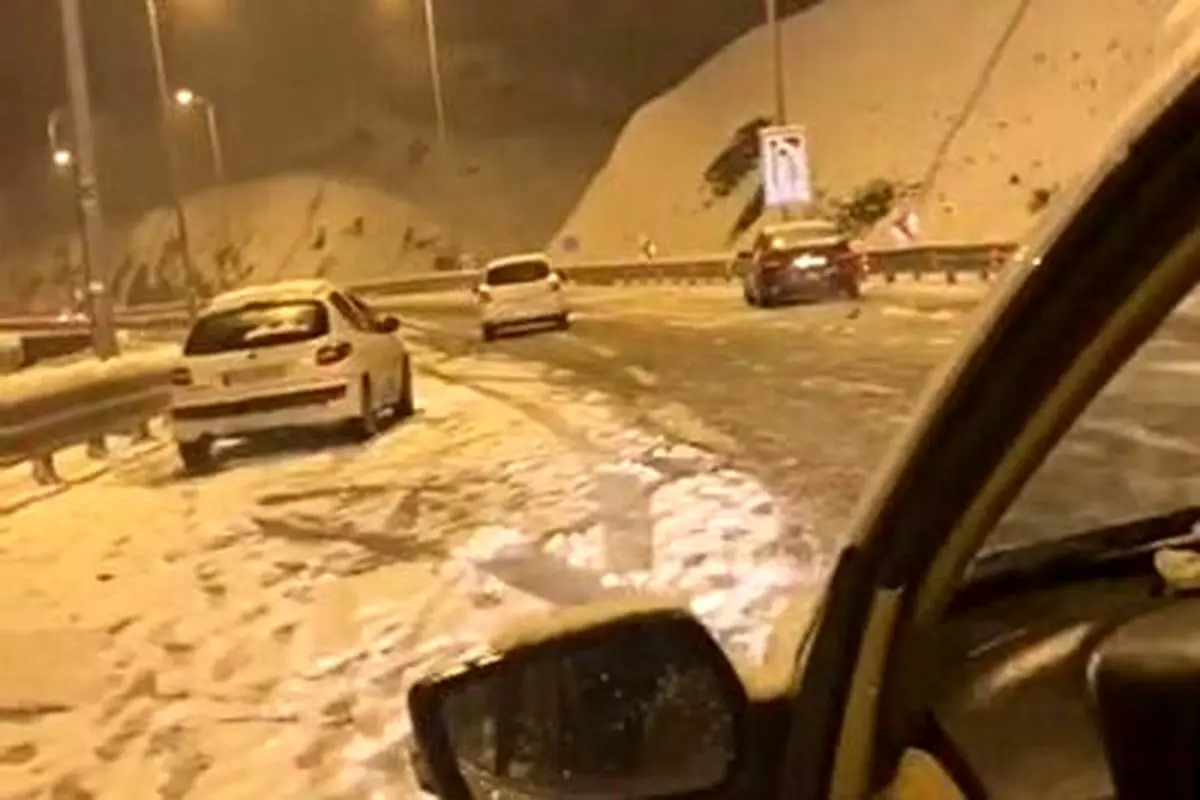 اوضاع بحرانی و خطرناک جاده چالوس؛ بارش شدید برف و سقوط سنگ!+فیلم