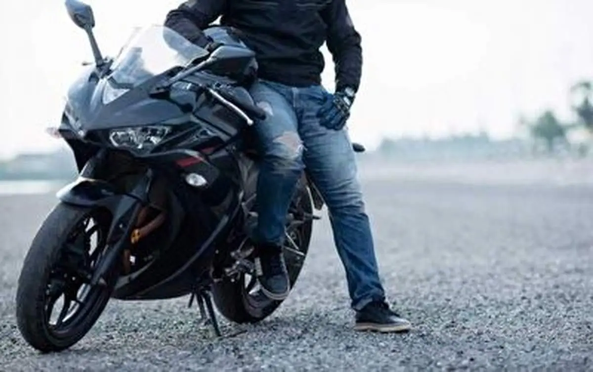 فرار معجزه آسای موتور سوار از تصادف با قطار + فیلم