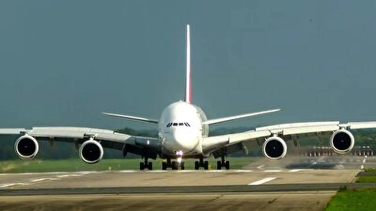 لحظات دیدنی فرود یک هواپیما از زاویه ای خاص + فیلم