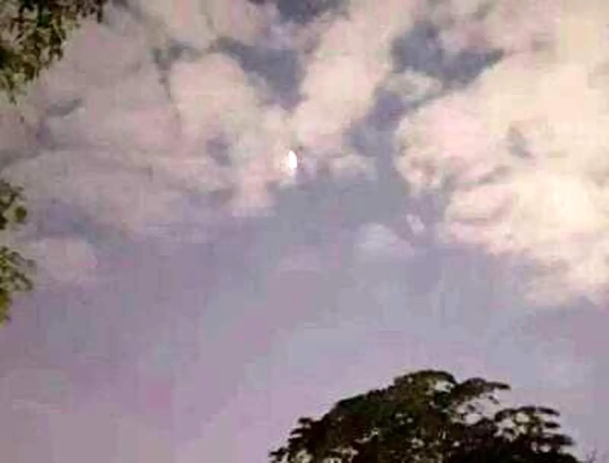 رویت یک شیء درخشان عجیب در آسمان+ فیلم