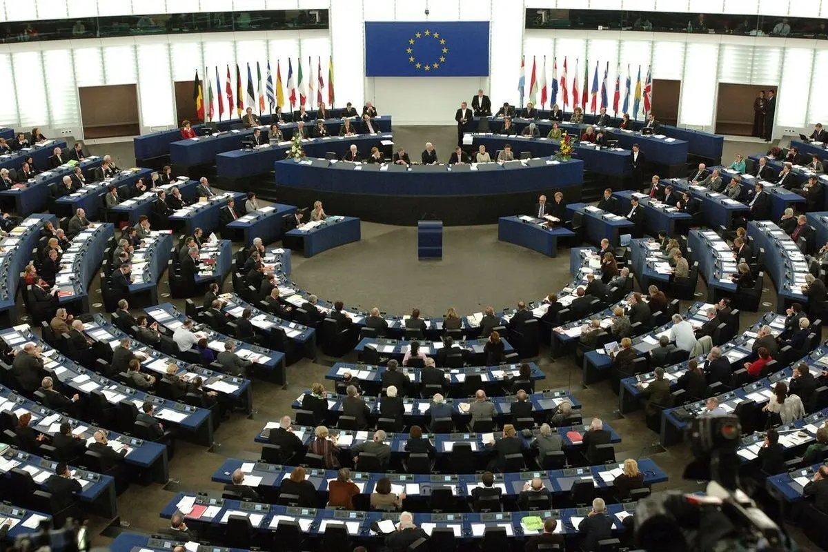 پارلمان اروپا مسمومیت دختران دانش‌آموز را بررسی می کند