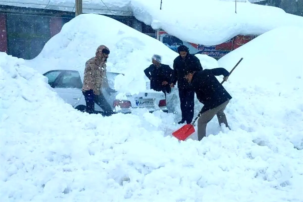 بارش سنگین برف در روستای سرآقاسید کوهرنگ+ فیلم