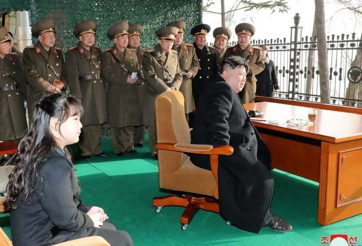 کیم جونگ اون و دخترش نظاره‌گر پرتاب همزمان ۶ موشک+ عکس