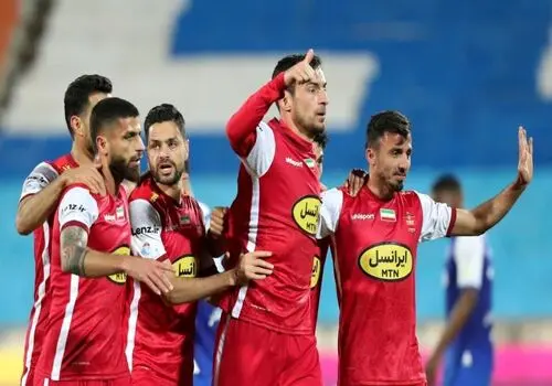 لحظه هیجان انگیز بالا بردن جام قهرمانی توسط کاپیتان پرسپولیس+ فیلم