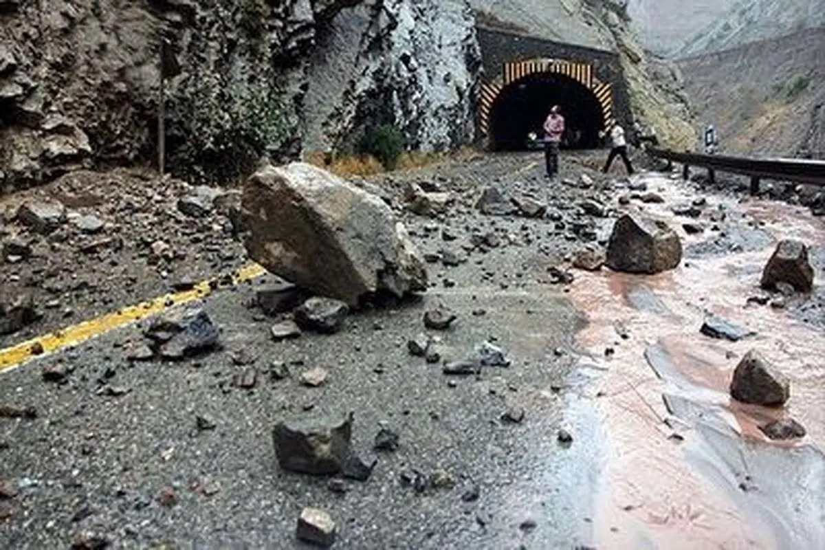 ریزش سنگ در جاده چالوس+ فیلم/ بازگشایی جاده تا ساعتی دیگر