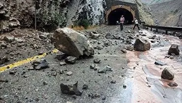 ریزش سنگ در جاده چالوس+ فیلم/ بازگشایی جاده تا ساعتی دیگر