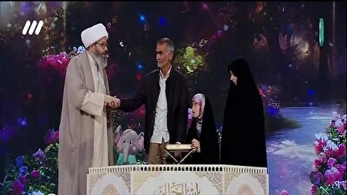 لحظه بوسیدن دست پدر دختر حافظ قرآن توسط روحانی در پخش زنده + فیلم