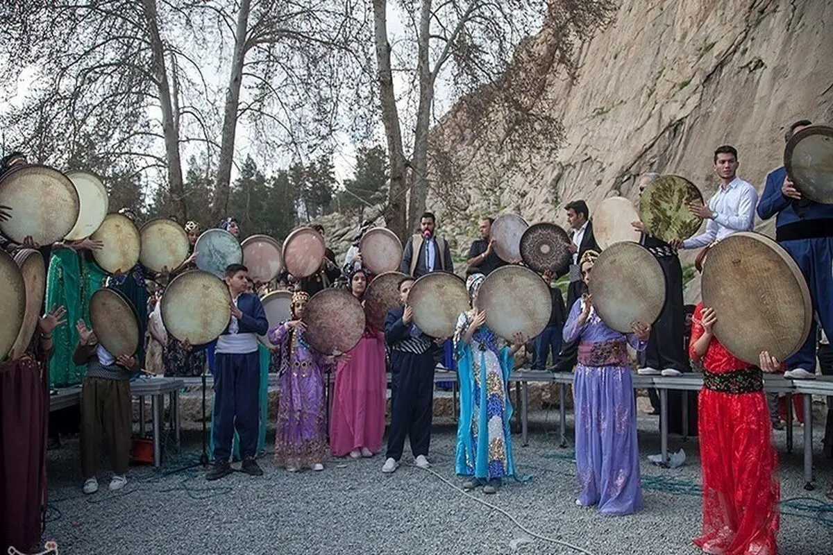 جشن نوروز با اجرای دف‌نوازان و تنبورنوازان زن و مرد در طاقبستان + تصاویر