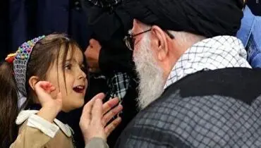 دختر بچه ای که از رهبر انقلاب کلاه صورتی هدیه گرفت