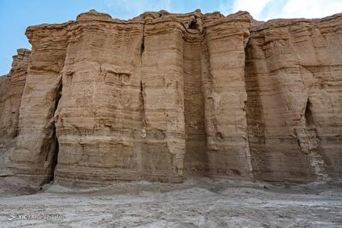 سرگرمی مسافران نوروزی با آسیب‌رساندن به کلوت‌های چندین میلیون ساله + فیلم