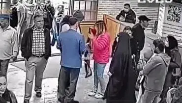 اهدای گلونی به بانوان بی حجاب در قلعه فلک الافلاک+ فیلم