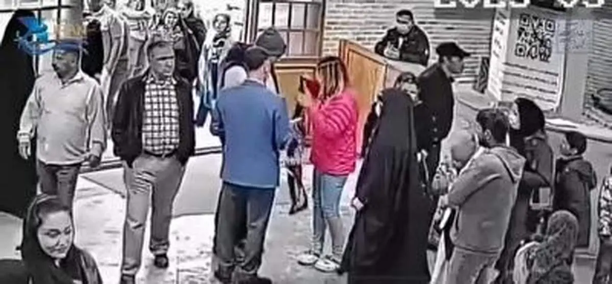 اهدای گلونی به بانوان بی حجاب در قلعه فلک الافلاک+ فیلم