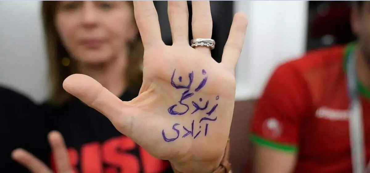 کاسبی خواننده زن لس آنجلسی با شعار "زن، زندگی، آزادی"!+ عکس