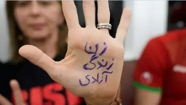 کاسبی خواننده زن لس آنجلسی با شعار "زن، زندگی، آزادی"!+ عکس