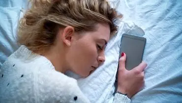 عوارض خطرناک خوابیدن کنار موبایل
