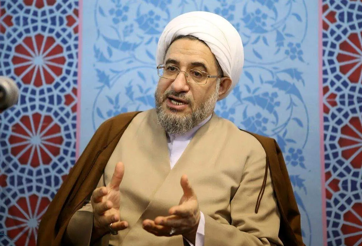 حضرت آقای اراکی! این تعریف "زن فاحشه و تن فروش" است، نه زن بی حجاب!