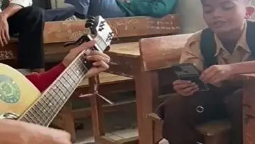 هنرنمایی خانم معلم و دانش آموز با گیتارنوازی و آوازخوانی در کلاس+ فیلم