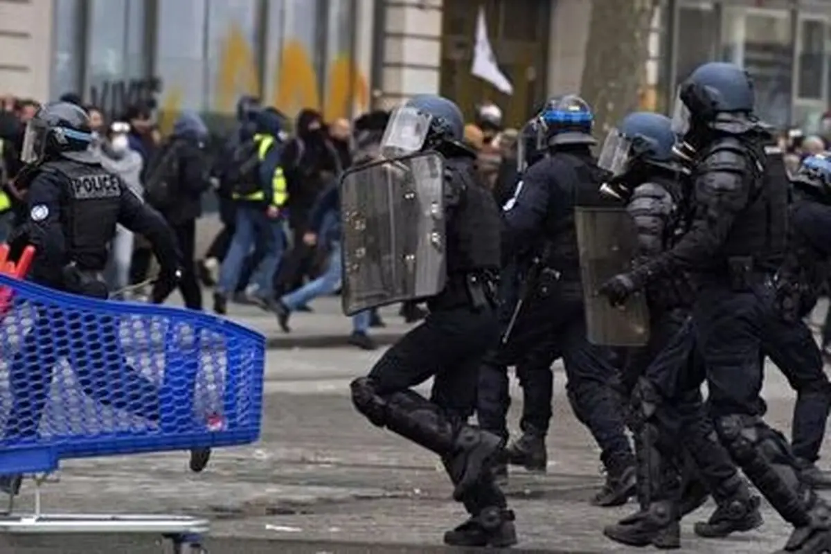 برخورد وحشیانه پلیس فرانسه با معترضان+ فیلم