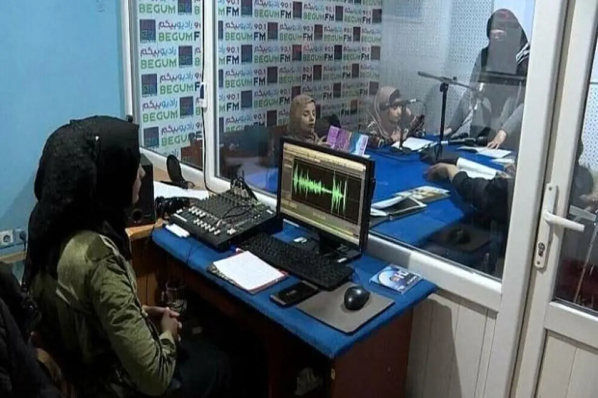 تعطیلی یک ایستگاه رادیویی به دلیل پخش موسیقی و صدای لطیف مجریان زن