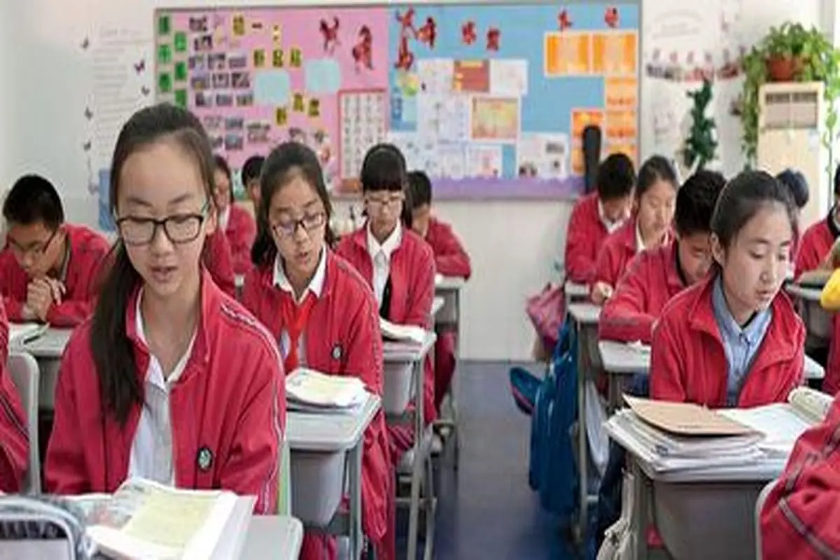 آموزش جالب مضرات استفاده از گوشی به دانش آموزان چینی+ فیلم