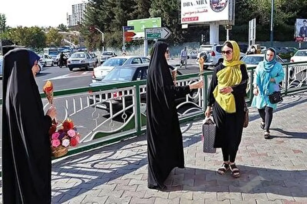 برخورد متفاوت کارکنان فرودگاه شیراز در برخورد با بد حجابی+ فیلم