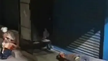 شگرد عجیب سرقت از مغازه ها در پوشش کارتن خواب!+ فیلم