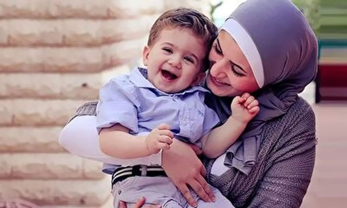 مادر فداکار برای نجات فرزندش ۲۰ کیلومتر روی کاپوت آویزان ماند+ فیلم