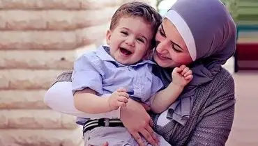 مادر فداکار برای نجات فرزندش ۲۰ کیلومتر روی کاپوت آویزان ماند+ فیلم