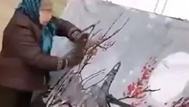 مادر بزرگ چینی که دست باب راس را از پشت بسته است!+ فیلم