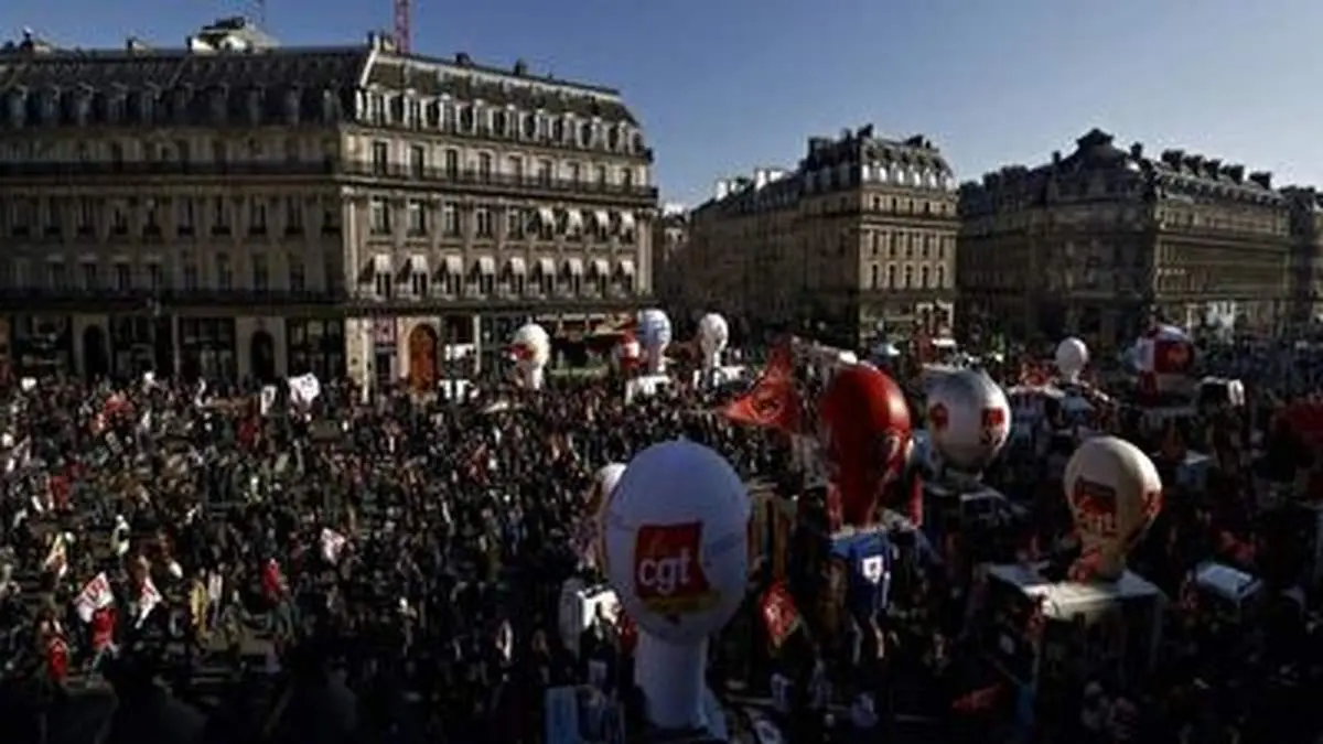 نفوذ کارگران معترض فرانسوی به ساختمان LVMH+ فیلم