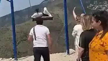 لحظه هولناک سقوط دو زن به پایین دره هنگام تاب سواری+ فیلم