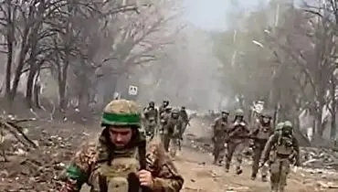 گشت و گذار سربازان اوکراینی در شهر ویران شدن باخموت+ فیلم