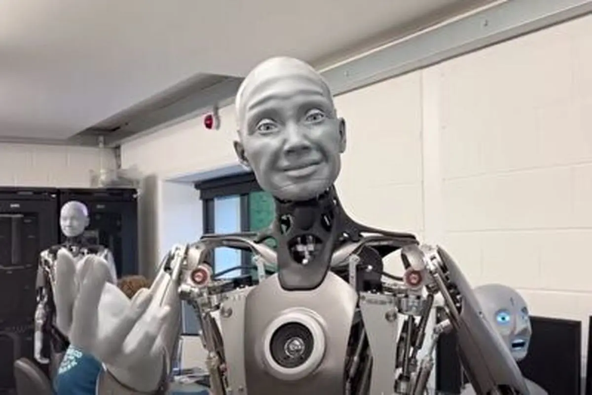واکنش جالب ربات انسان نما به تجاوز به حریم شخصی اش+ فیلم