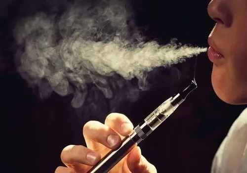 سیگارهای الکترونیکی چالش جدید در مدارس! + فیلم