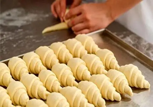 آموزش گام‌به‌گام تهیه کروسان خانگی با خمیر هزارلا
