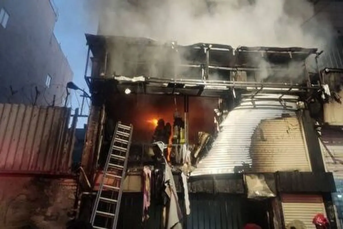 آتش‌سوزی یک ساختمان تجاری در بازار تهران +فیلم