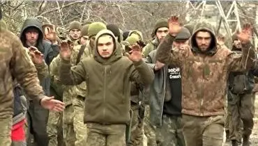 لحظه اسیر شدن نظامیان روسی به دست نیروهای اوکراین+ فیلم