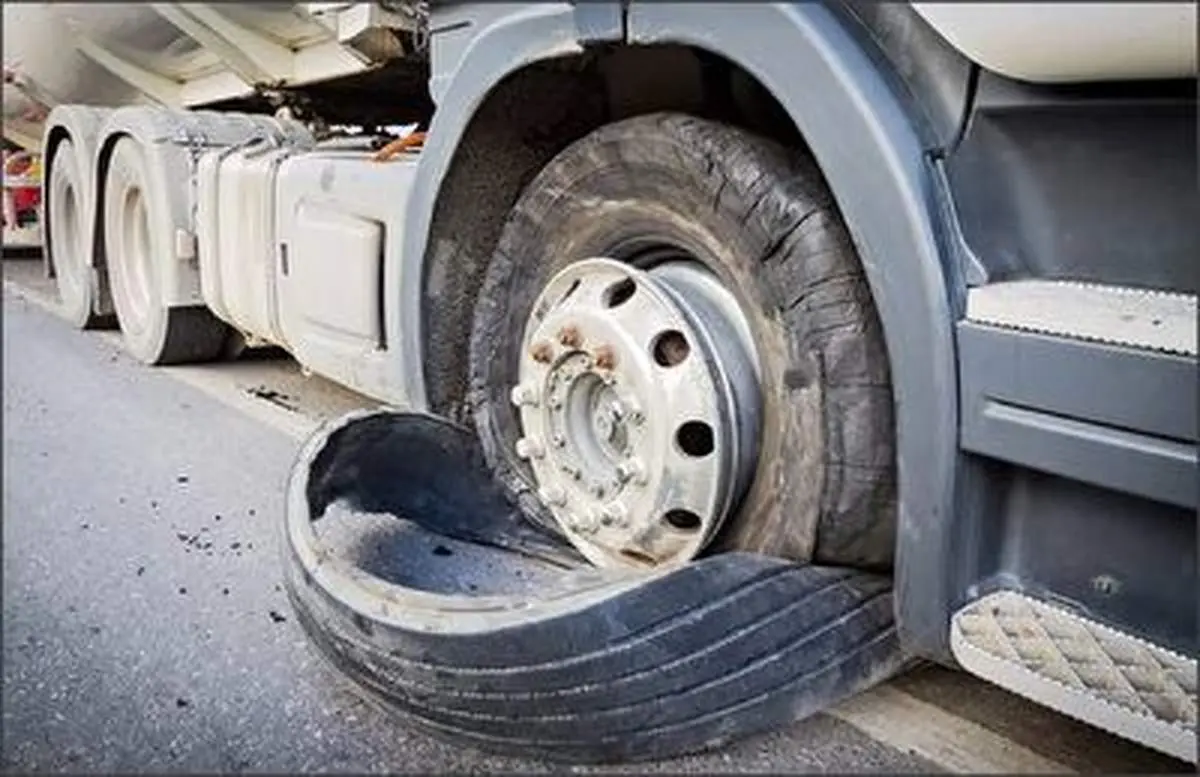 لحظه هولناک برخورد شاسی بلند با تایر دررفته کامیون+ فیلم