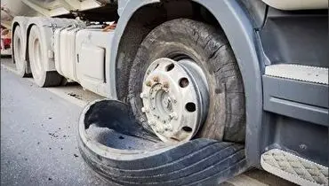 لحظه هولناک برخورد شاسی بلند با تایر دررفته کامیون+ فیلم