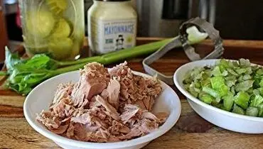 طرز تهیه کنسرو تن ماهی در منزل+ فیلم