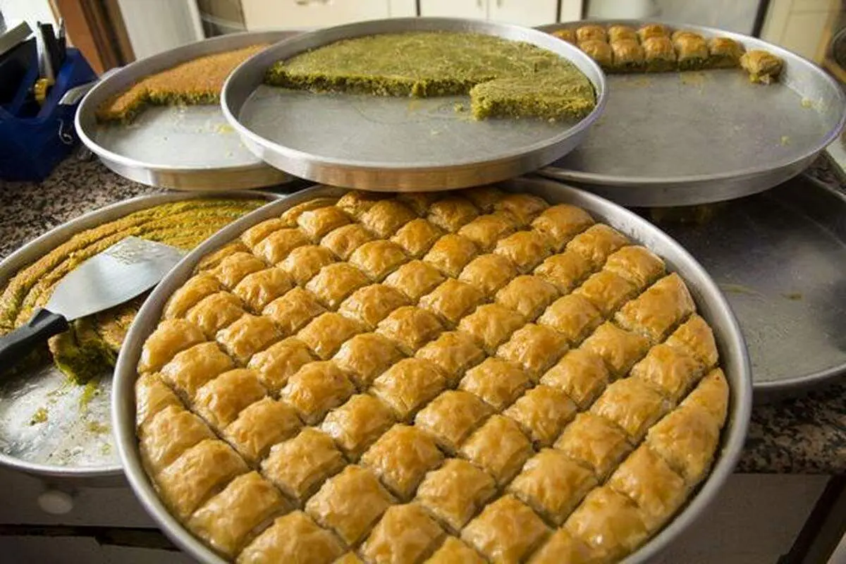 چرا باقلوای خانگی خمیر می شود؟
