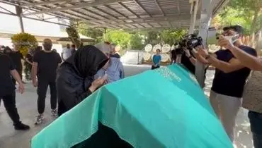 حجاب ابرو گوندش در مراسم خاکسپاری مادرش + فیلم و عکس