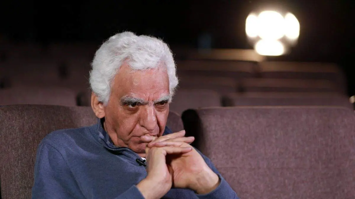 عکسی از کیومرث پوراحمد در پشت صحنه سریال قصه‌های مجید