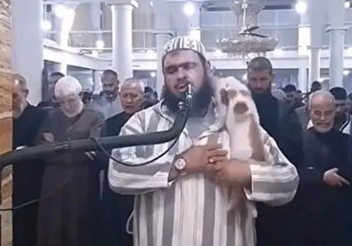 استفاده از موبایل وسط نماز توسط امام جماعت!+ فیلم