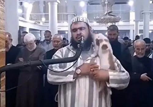 استفاده از موبایل وسط نماز توسط امام جماعت!+ فیلم