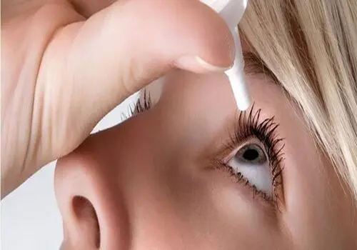 اشتباه هولناک زن جوان در استفاده از چسب ناخن به جای قطره چشمی + فیلم