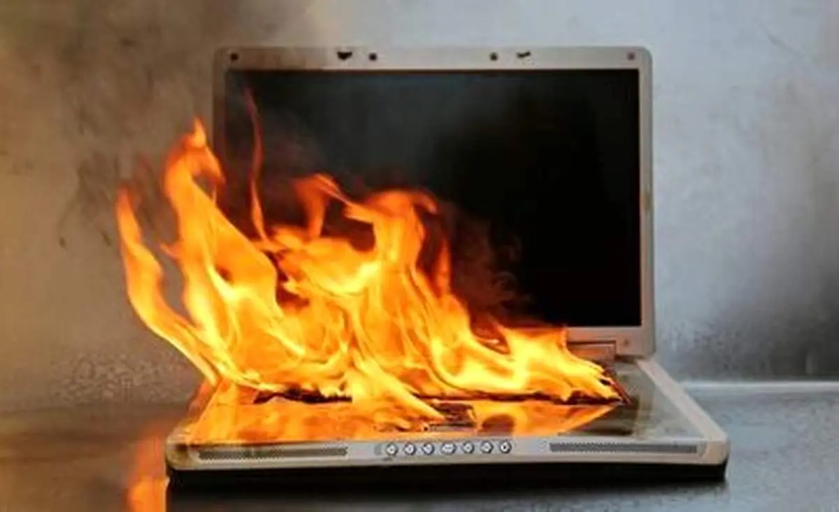 لحظه انفجار و آتش‌سوزی باطری لپ‌تاپ+ فیلم