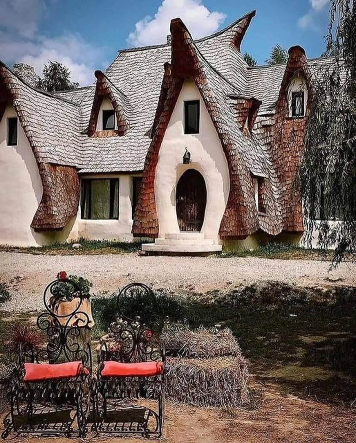 قلعه ای‌ عجیب و ارگانیک در‌ رومانی+ عکس